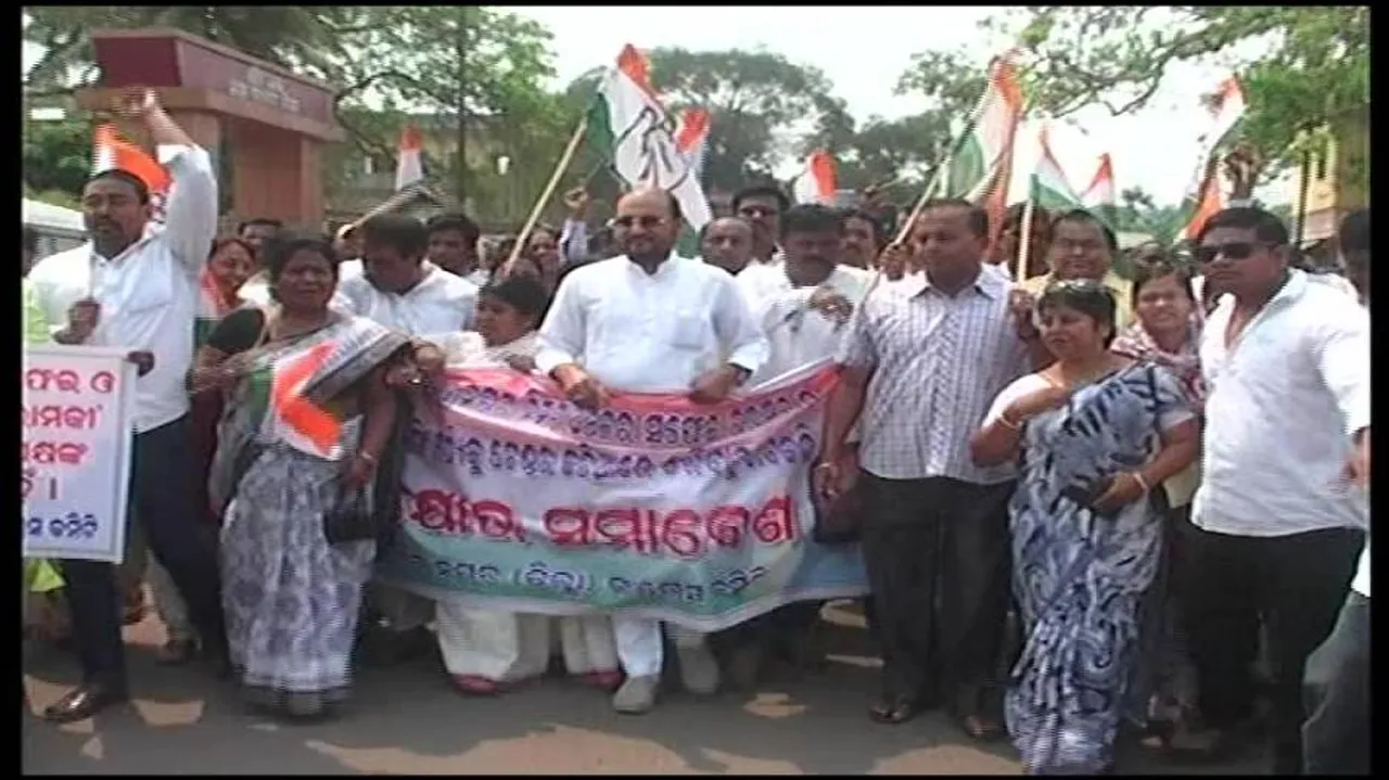 Cong protests in front CMC; demands cancellation of contract with Ramky