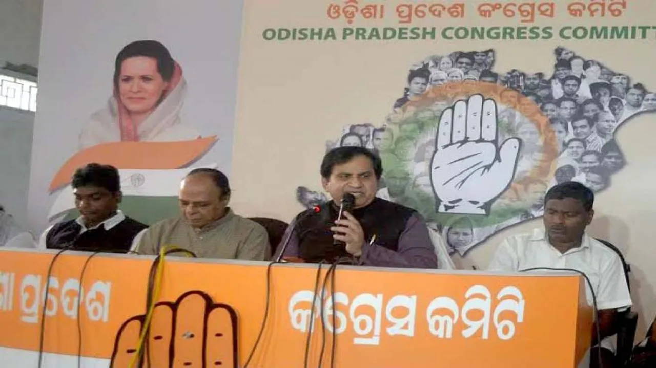 Shakeel slams Modi over demonetization