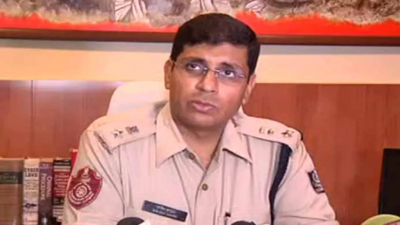 Two aides of D-brothers arrested; arms, cash seized