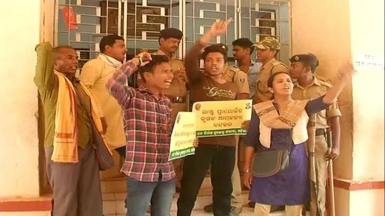 Activists vent ire on Dama Rout, barge into his house