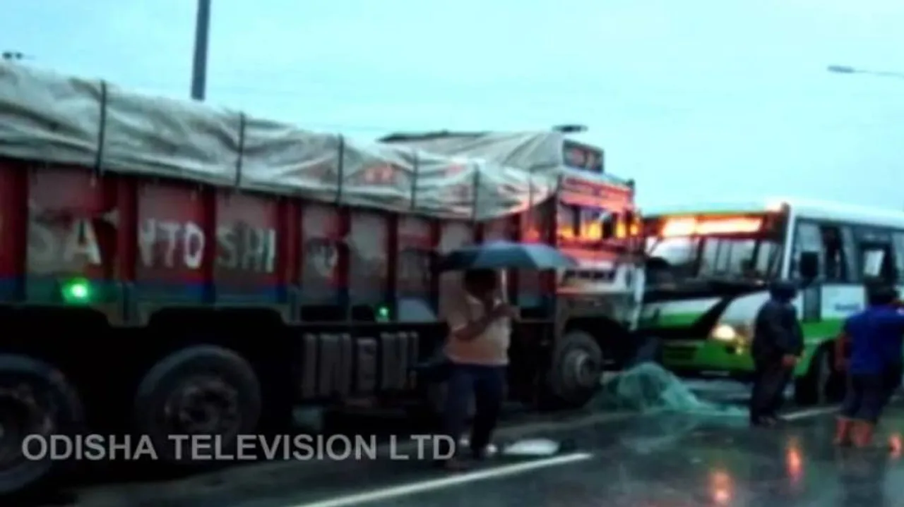 20 injured after truck rams into bus in Bargarh