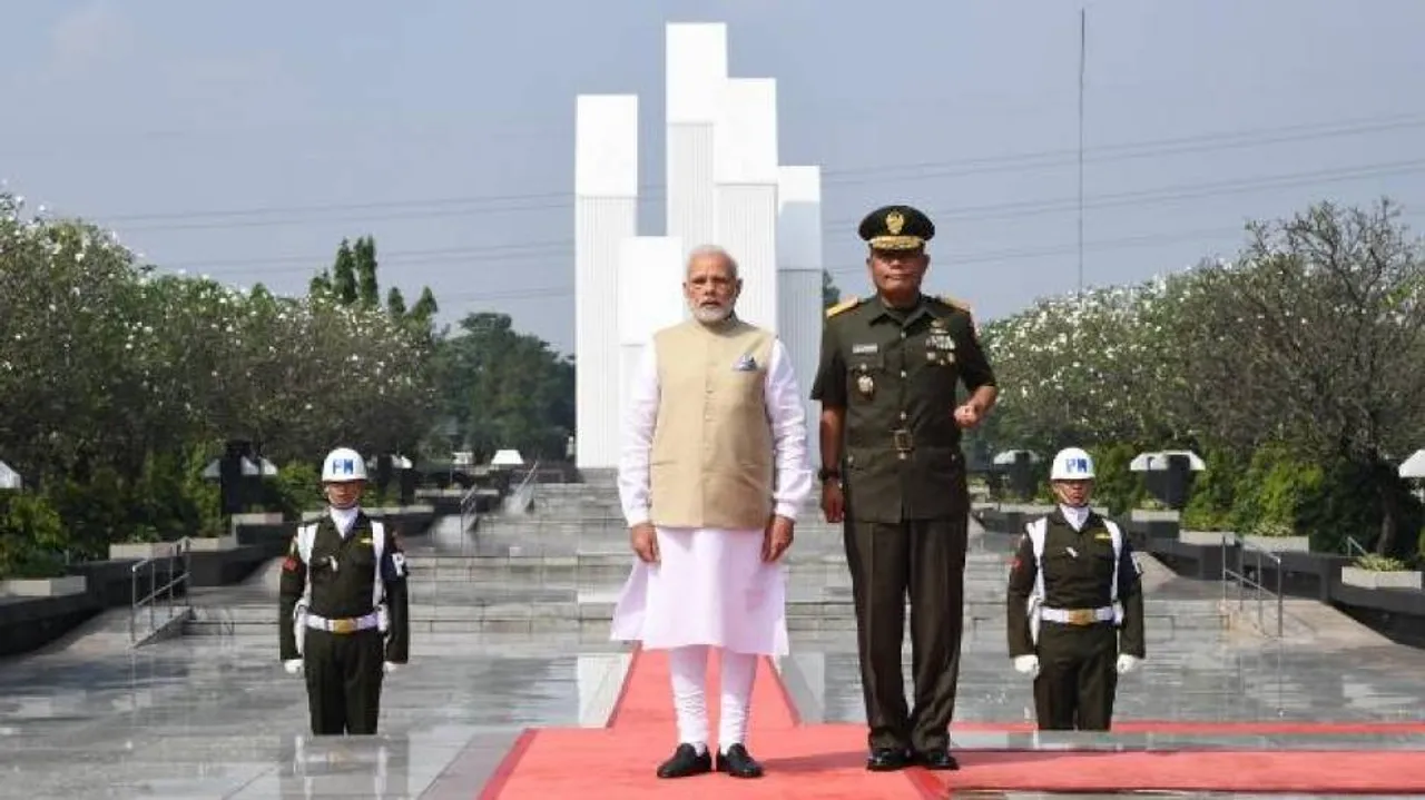 Modi accorded guard of honour in Indonesia