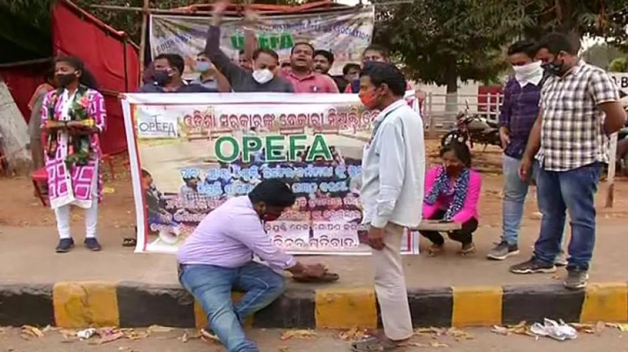 Odisha: Laid-Off Engineers Polish Shoes In Bhubaneswar Streets