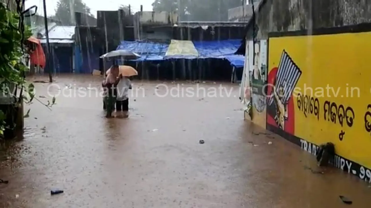Heavy rain triggers flash floods in Kalyansinghpur