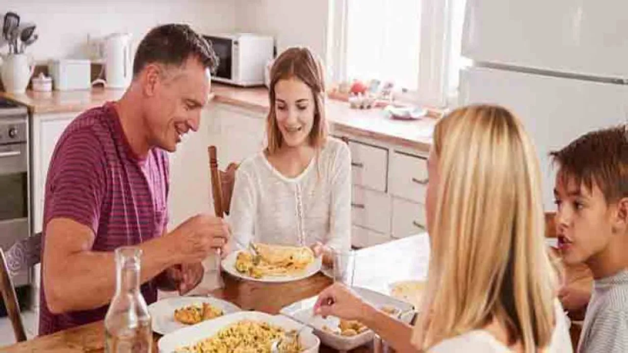 Family dinners can promote healthy eating habits in teenagers