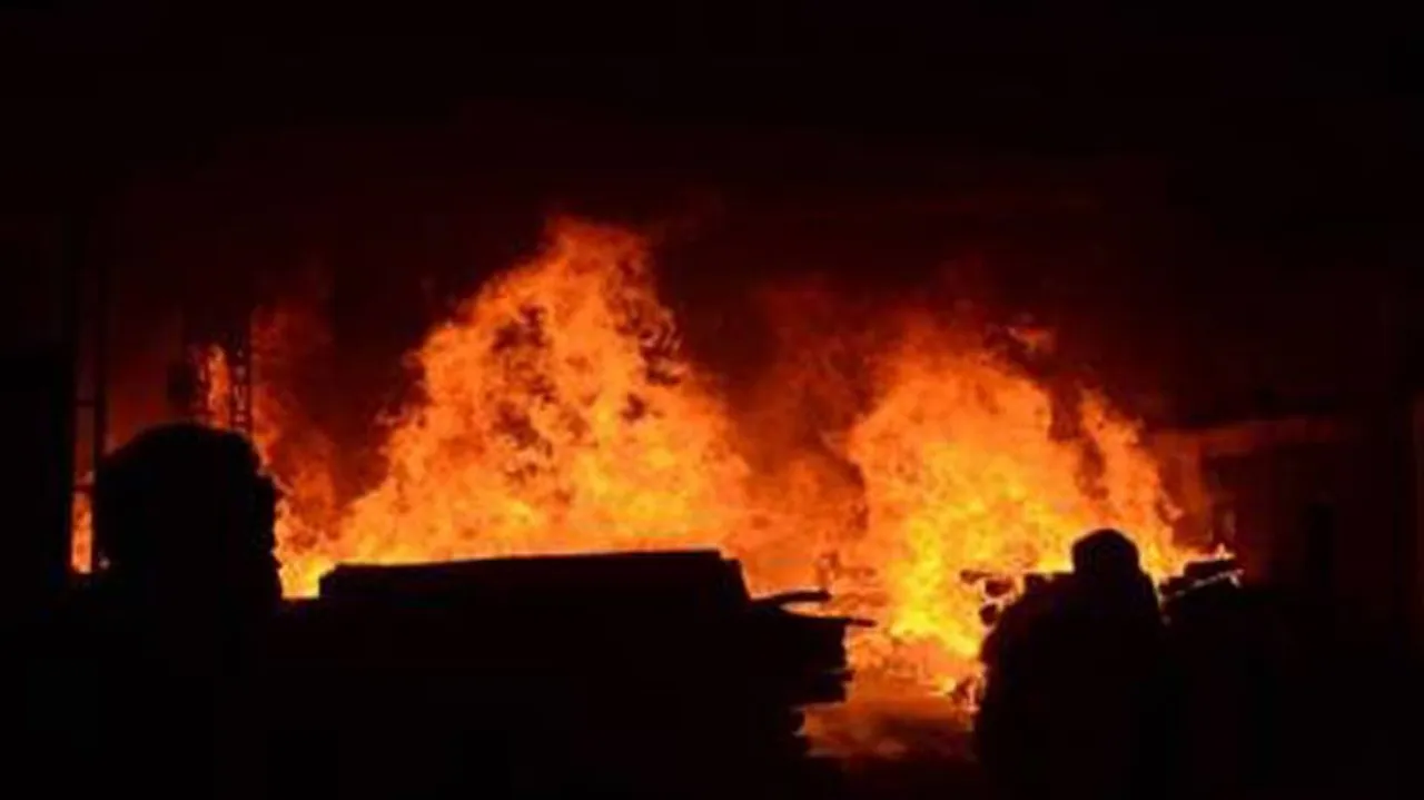 Fire razes 40 shanties in east Delhi