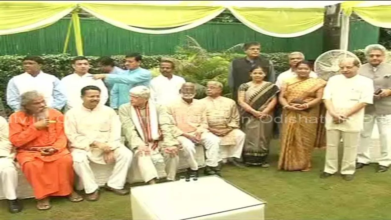 UPA's VP candidate Gopalkrishna Gandhi meets BJD MPs, recalls his bond with Odisha