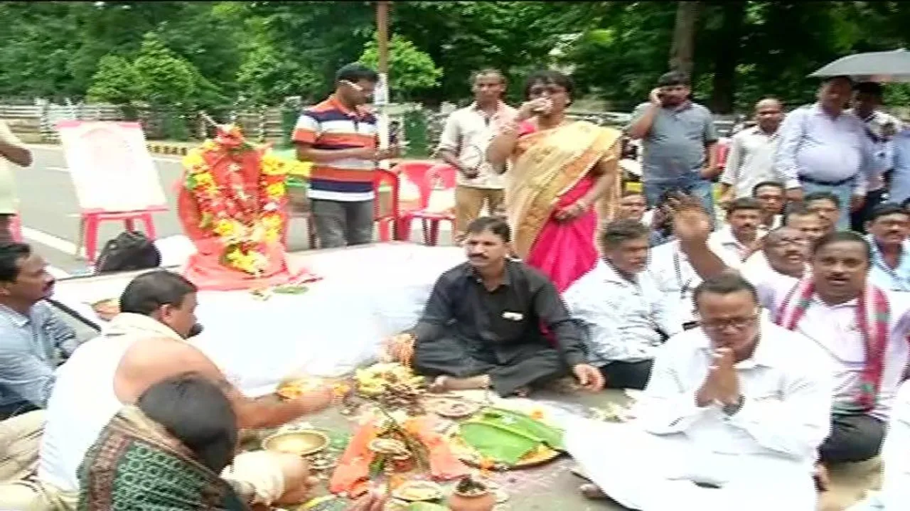 Block grant teachers worship Ganesh on road, decide to continue stir