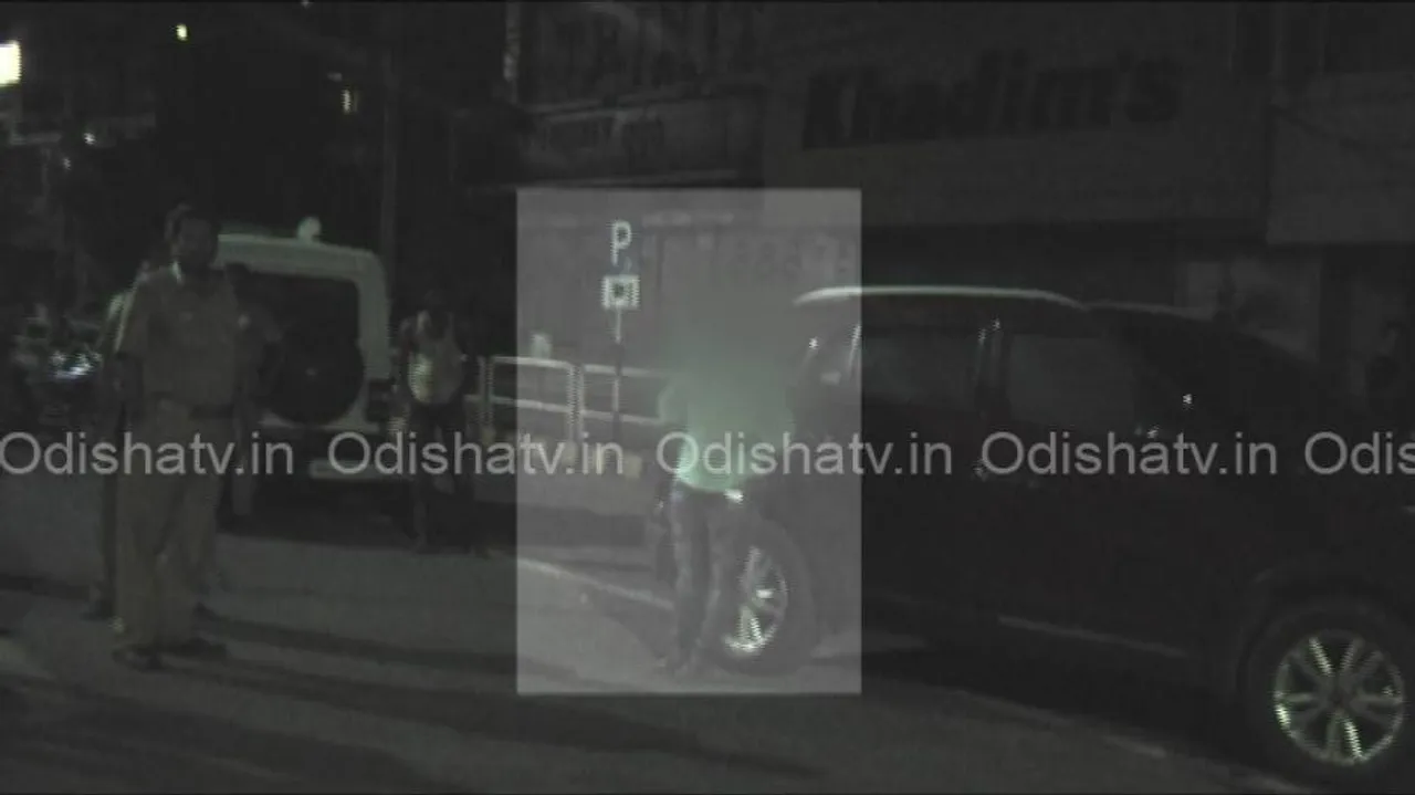 Bhubaneswar: Drunken woman on street gives police tough time