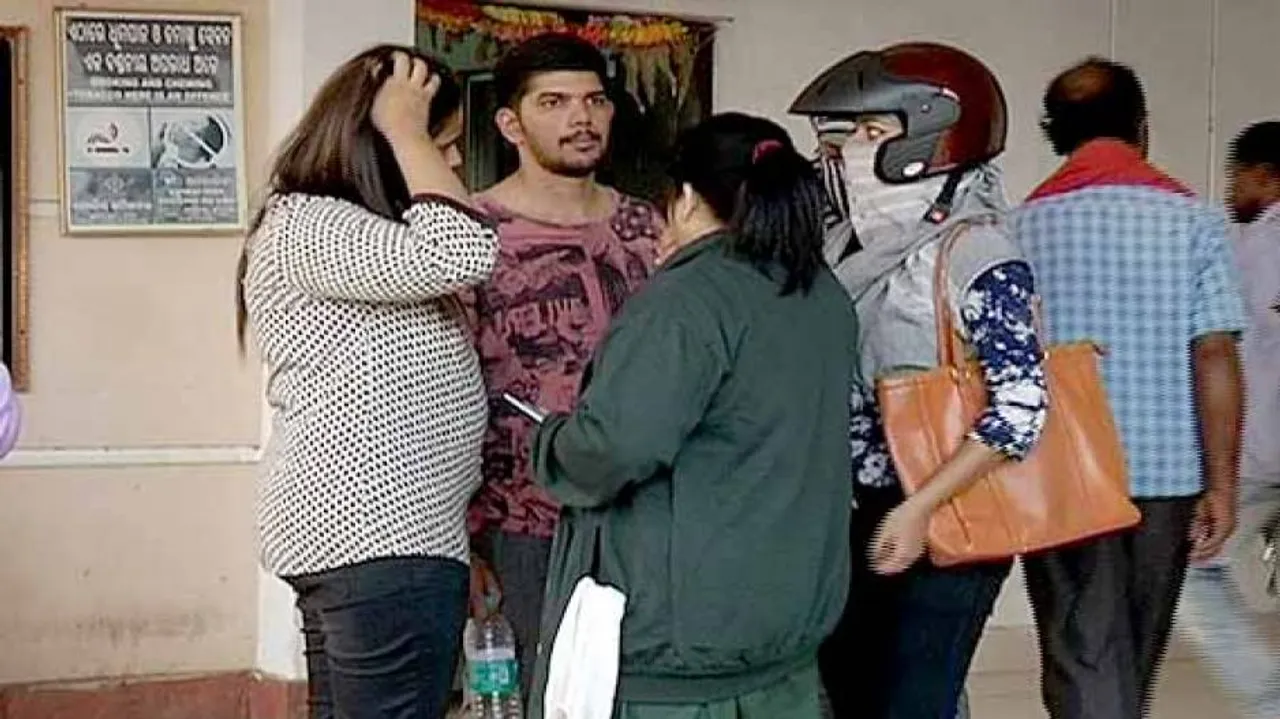 Bengaluru rerun: 3 girls misbehaved on busy Capital road