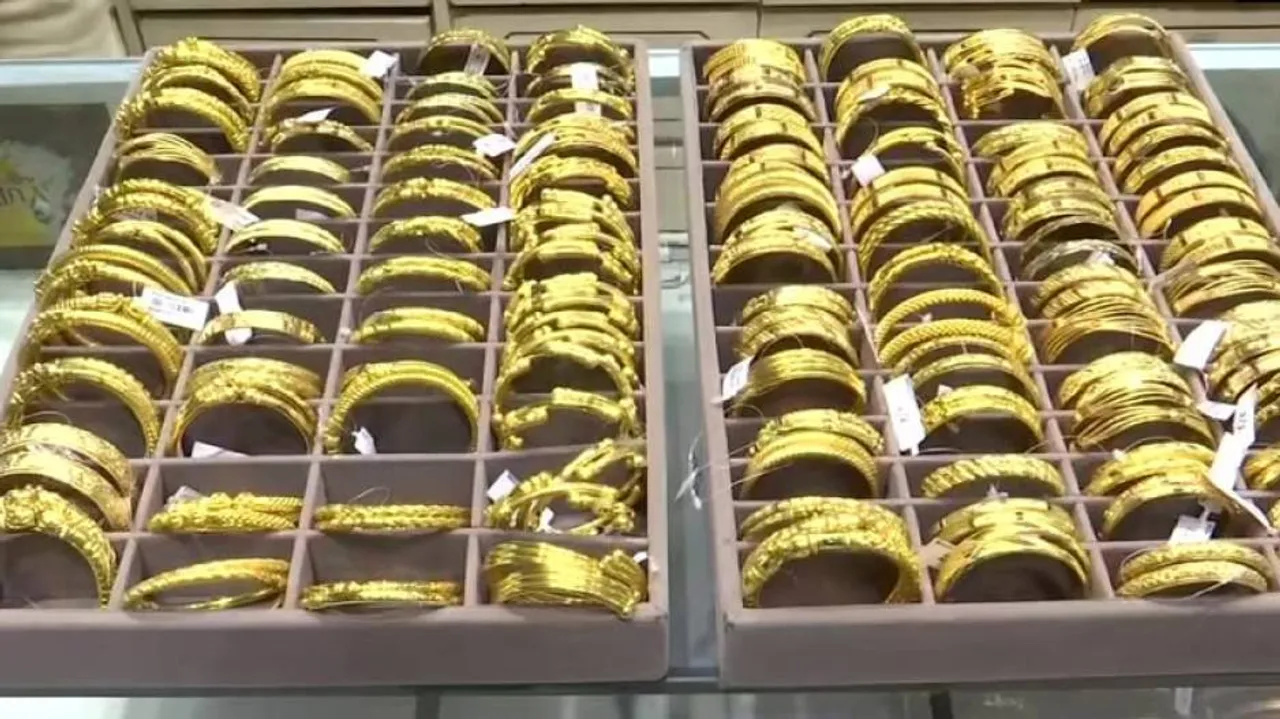 Gold Plunges Rs 717, Silver Declines Rs 1,274