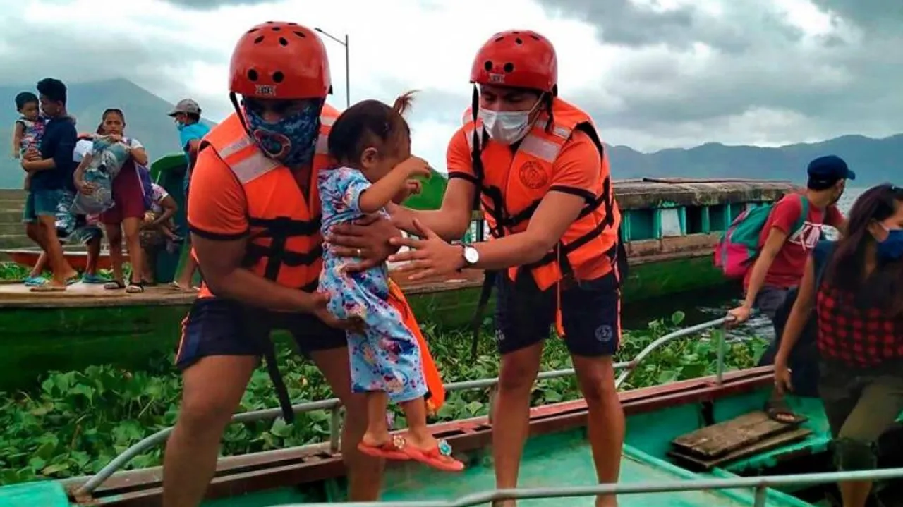Typhoon Goni: 10 Dead, Over 390K Displaced As Super Typhoon Hits Philippines