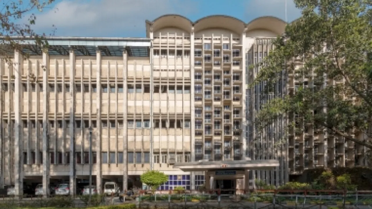 IIT Bombay: 36% of 2024 batch students jobless; salary packages, recession major reasons