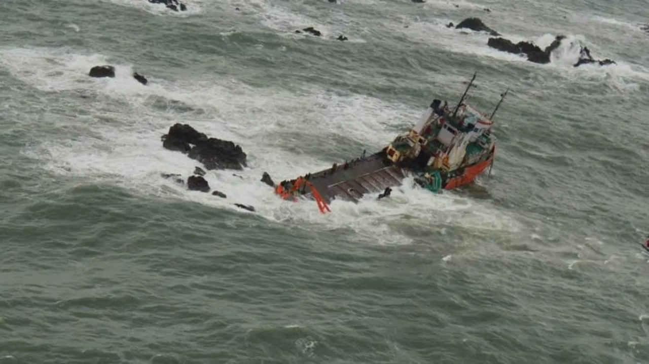 Cyclone Effects: Navy Goes To Rescue 297 Stuck On Oil rig, Barge