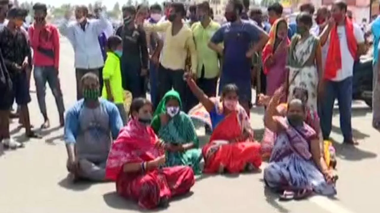 Cops, Shopkeepers Face Off In Puri After 'Police Assaults Fruit Seller, Reporter'