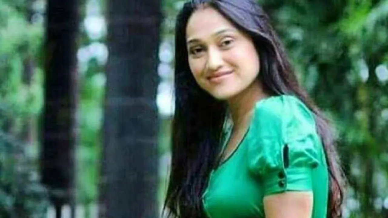 TMKOC's Disha Vakani Surprises With Her Hot Dance; Fans Comment 'Jethalal Ko Bolu Kya'