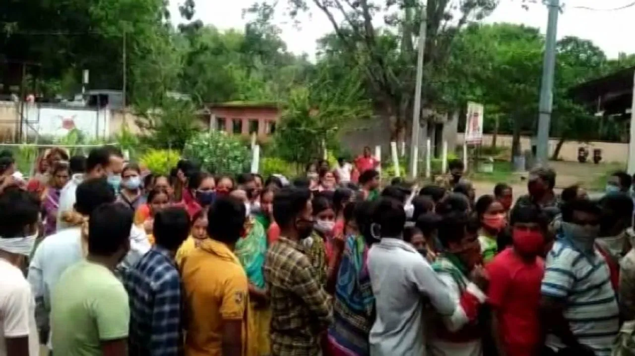 Beneficiaries Block Highway Protesting Covid Vaccine Crunch In Boudh
