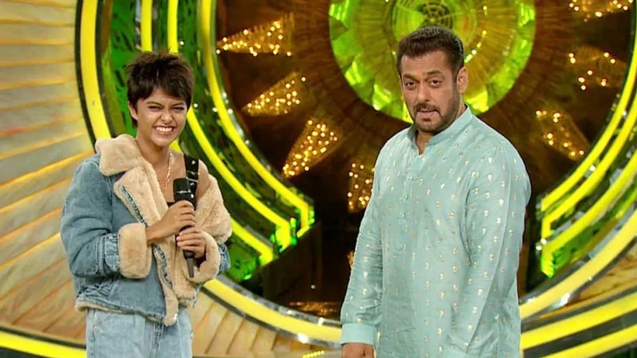 Salman Khan Proves To Be A 'Bad Singer' After Messing Up With Yohani's Manike Mage Hithe