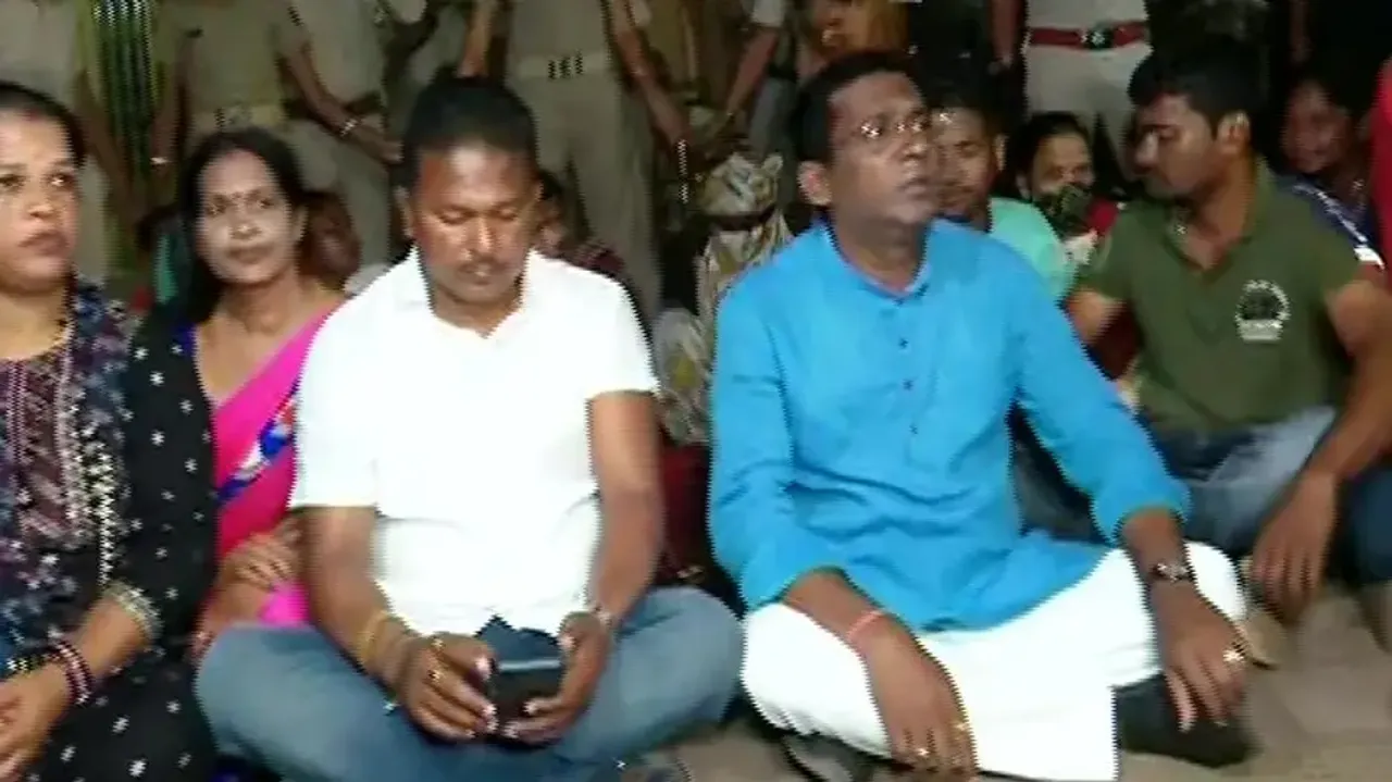 BJP Stages Protest At Laxmi Sagar Police Station, Demands Release of Corporator Candidate’s Brother 