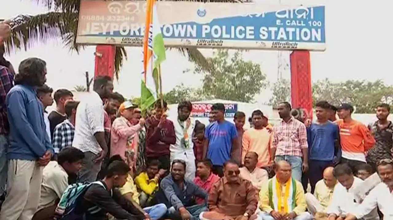 Congress Activists Gherao Police Station 