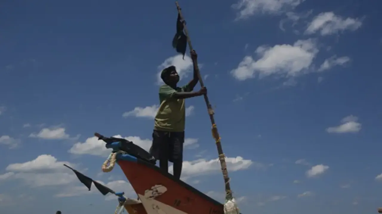 Sri Lankan Navy arrests four Indian fishermen from TN