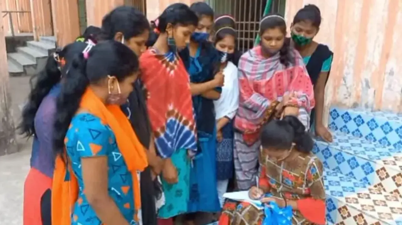 Students Walk To Block Office To Complain Poor Quality Food Service In Residential School
