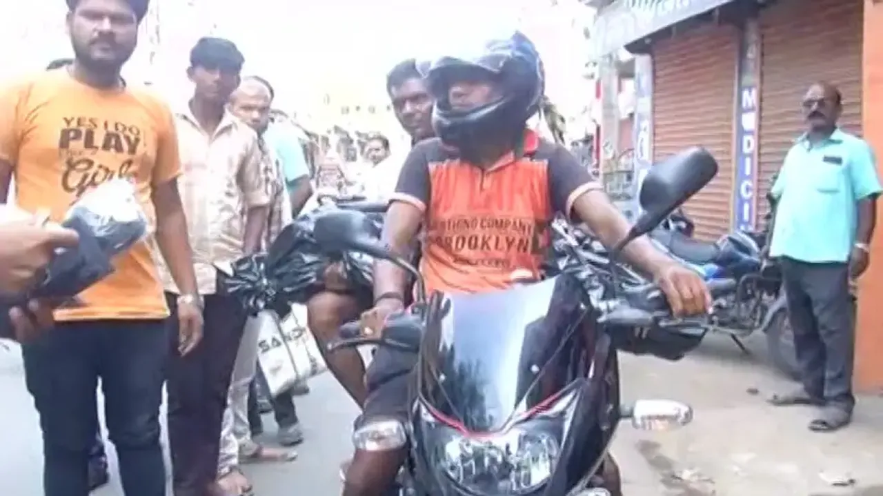 Man Carries Body Of 6-YO Daughter On Bike From Hospital In Kendrapara