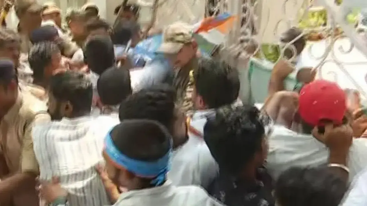 Chhatra Congress activists hurl tomatoes at Higher Education Minister Arun Sahoo’s Residence
