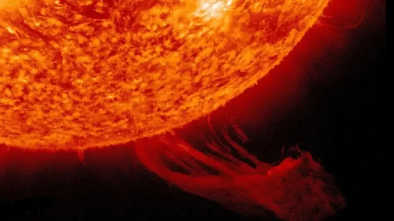 Sun storms Mercury with a plasma wave