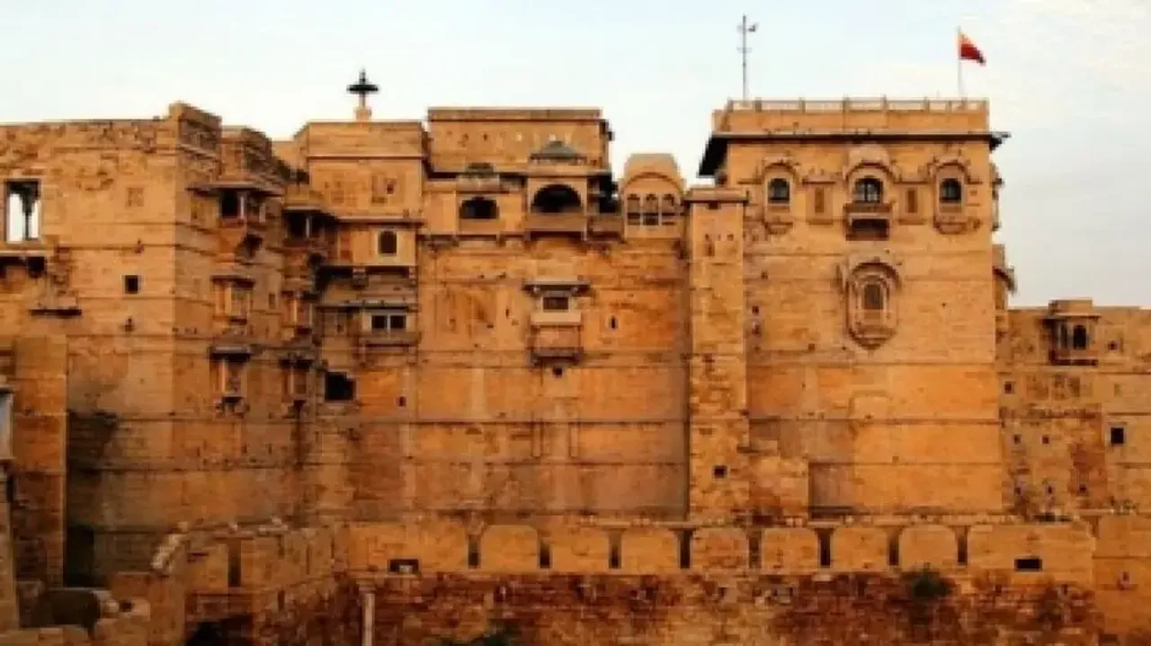 Jaisalmer hit hard by sand storm, Golden Fort's pole damaged