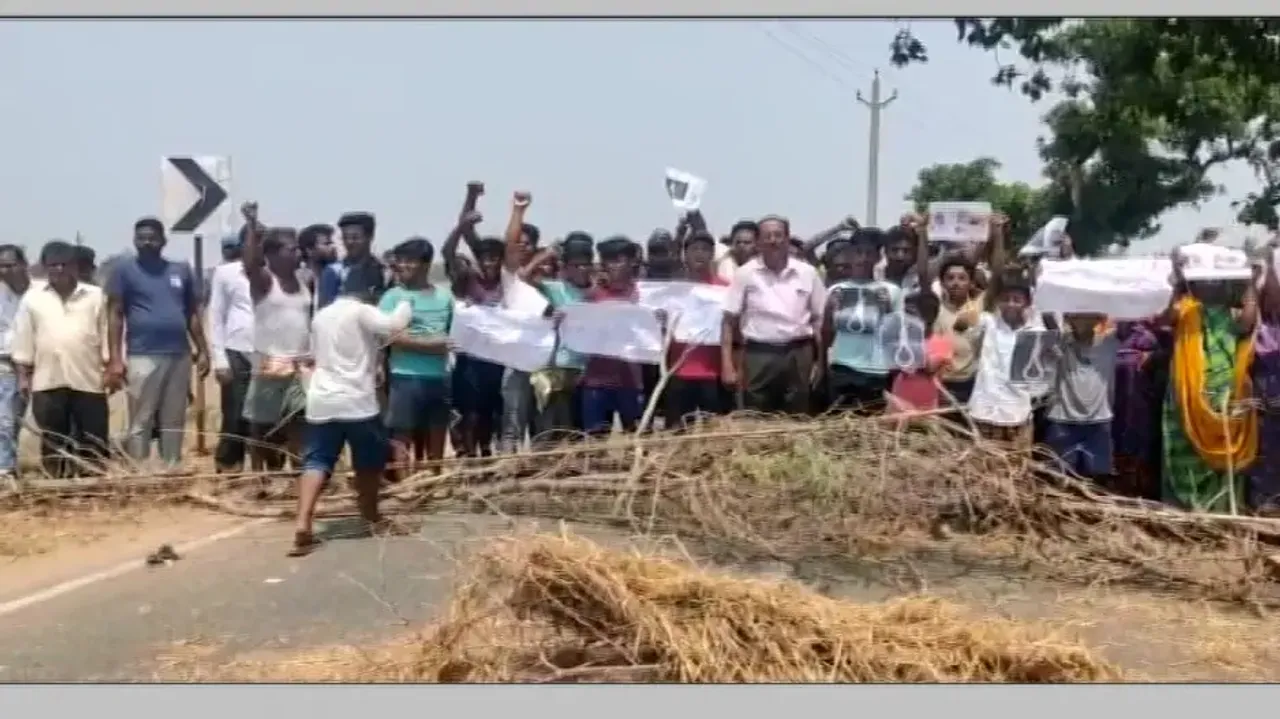 Road Blockade At Hansapur Square