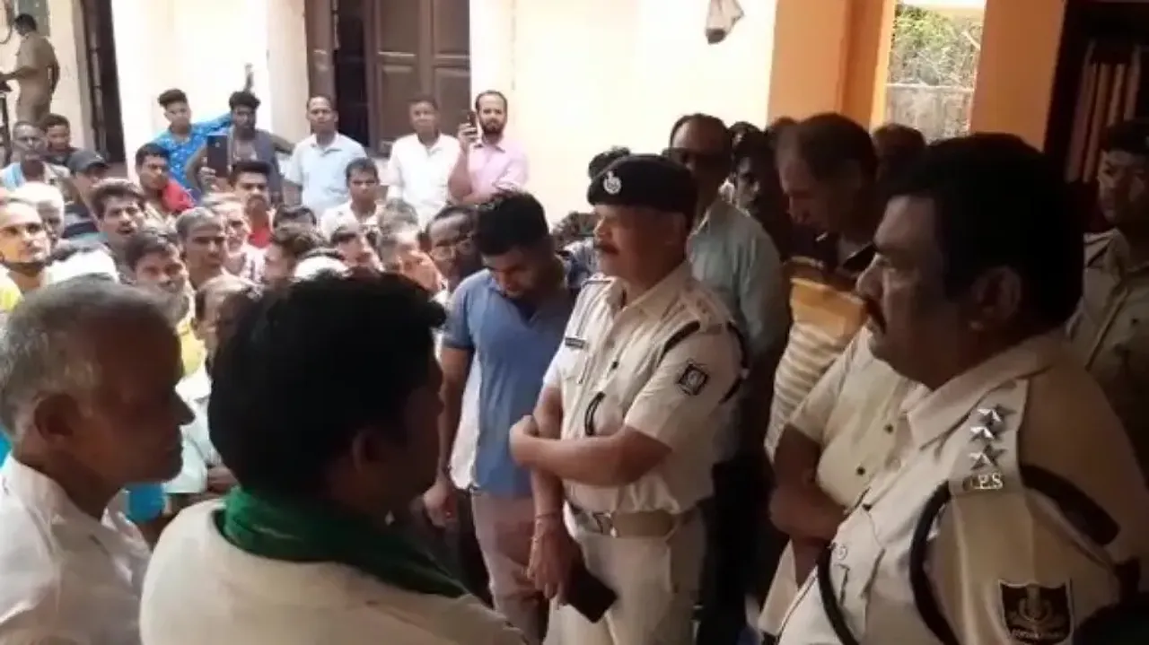 Accused escapes from police station