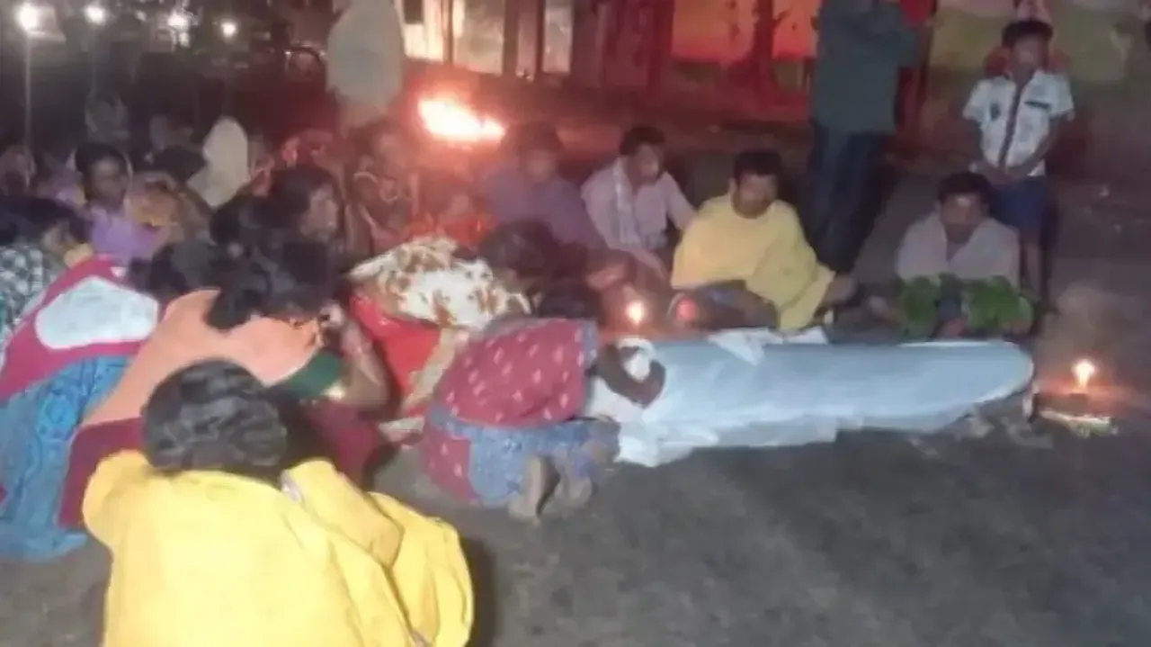 Class III student dies in mishap, villagers stage night-long protest for compensation 