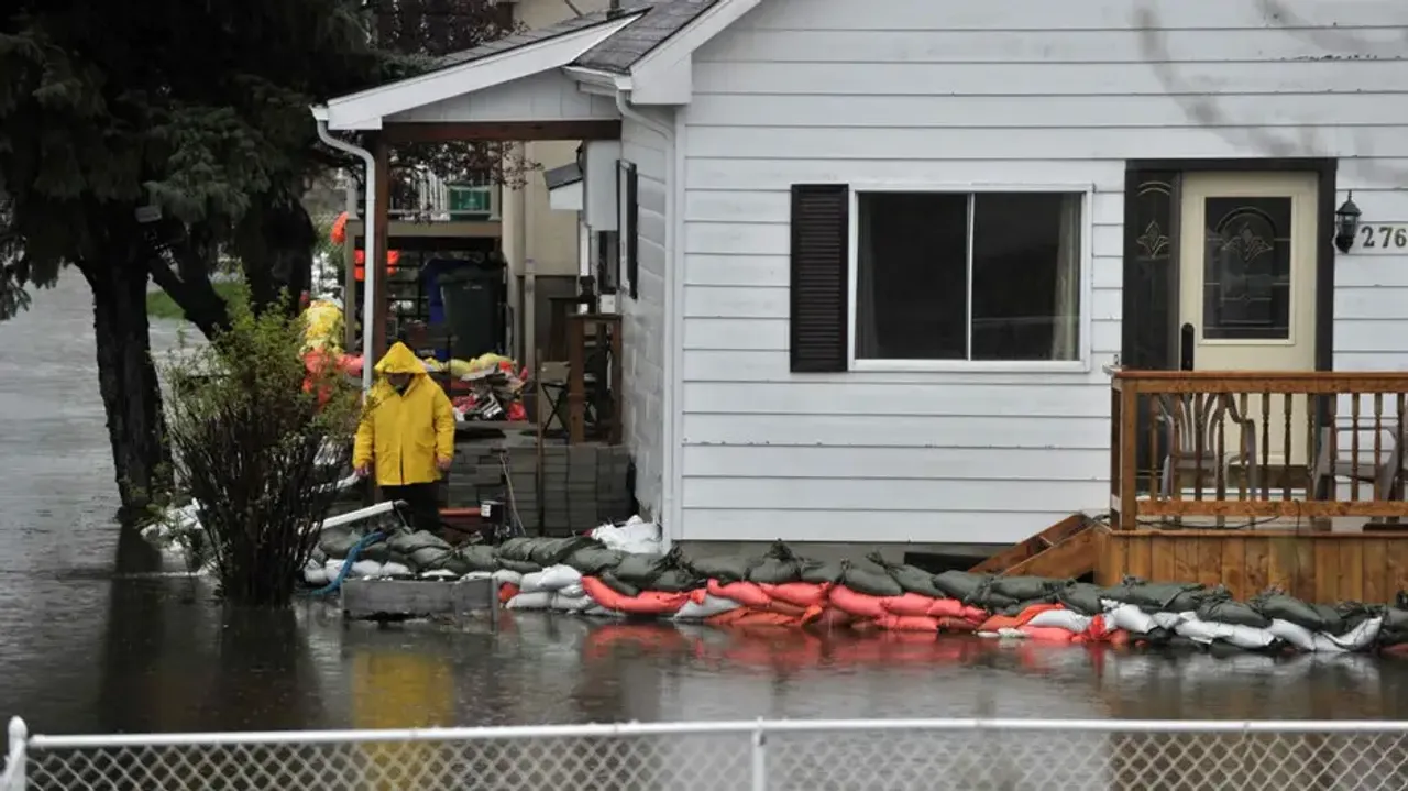 Death toll from Canada's storm hits 10