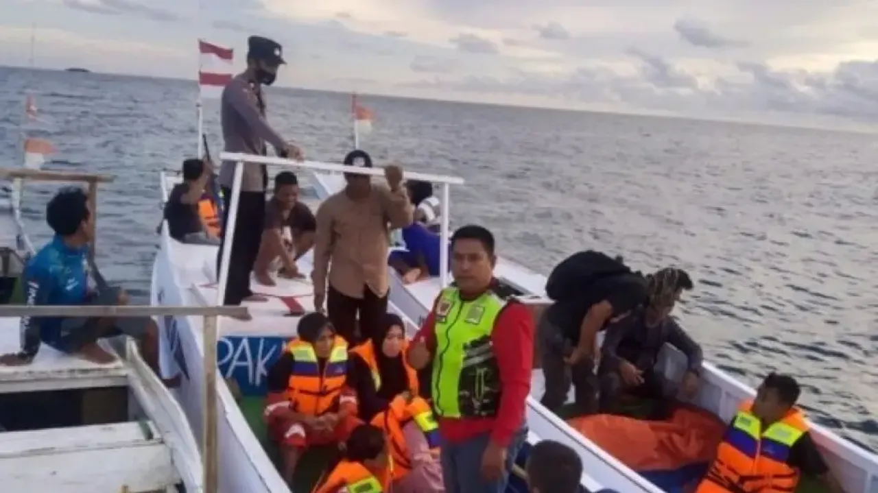 Ship capsizes in Indonesia