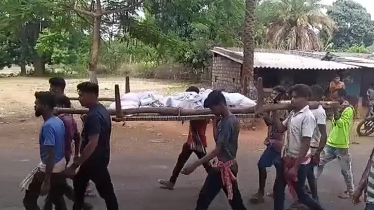 Family carries dead body of man on stretcher for post-mortem, blames police