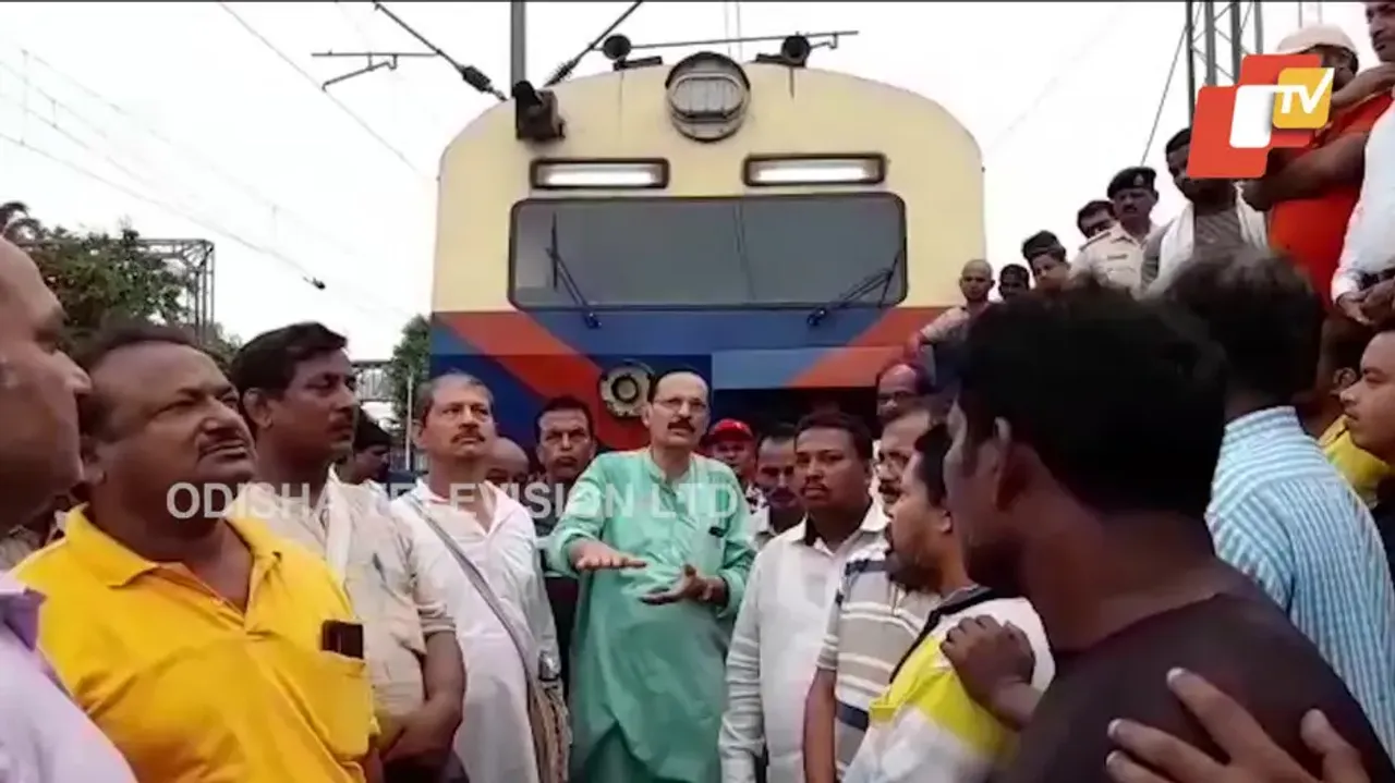 Locals stage rail roko in Bhadrak demanding departure of MEMU train