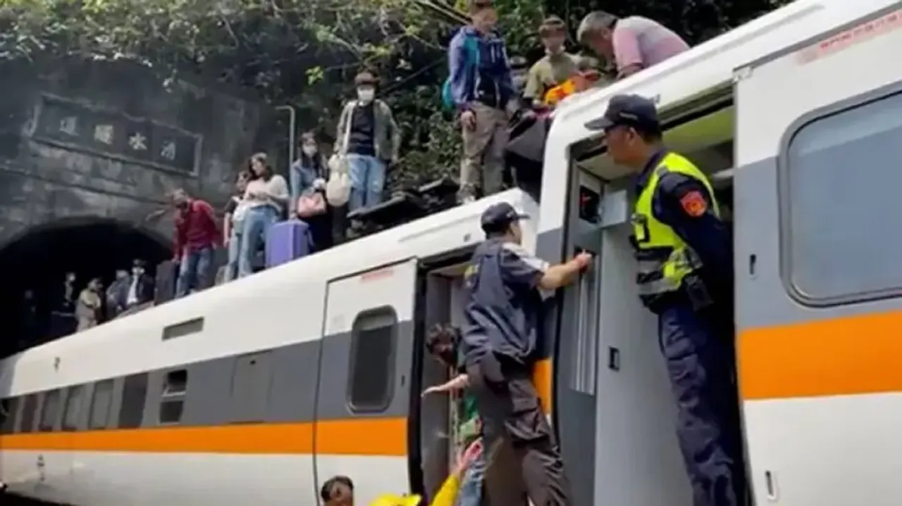 17 killed in train derailment in Iran