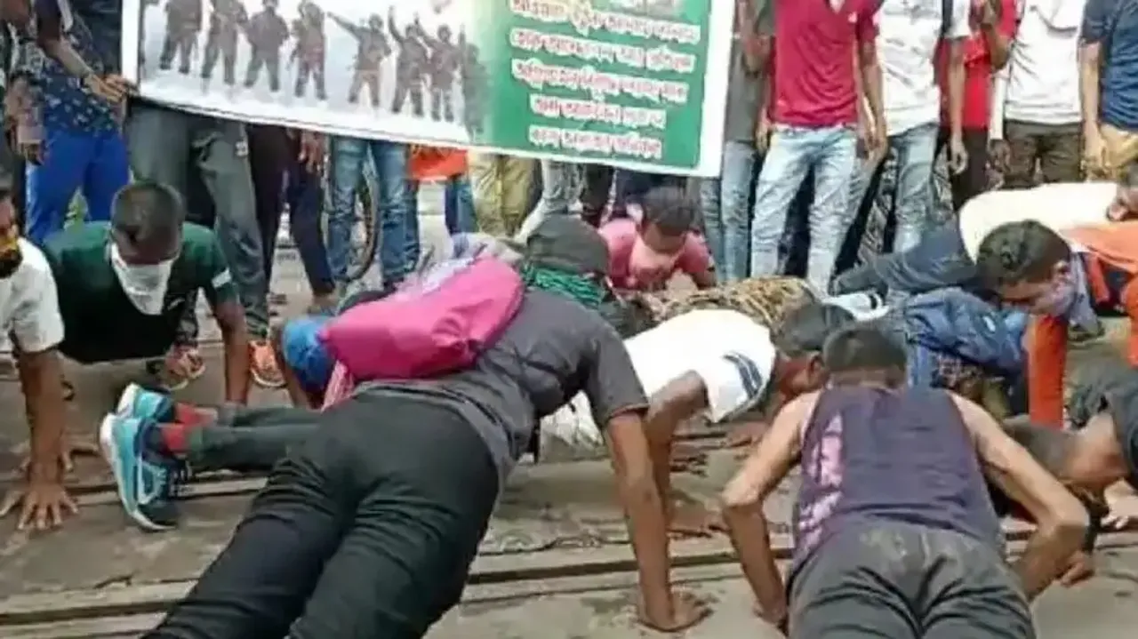 Anti-Agnipath protesters do push-ups on railway tracks in Bengal