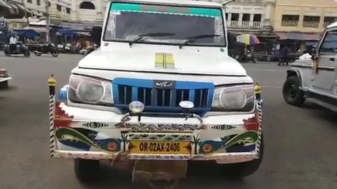 Two tourists hurt after being hit by pickup van near Puri Ratha Khala