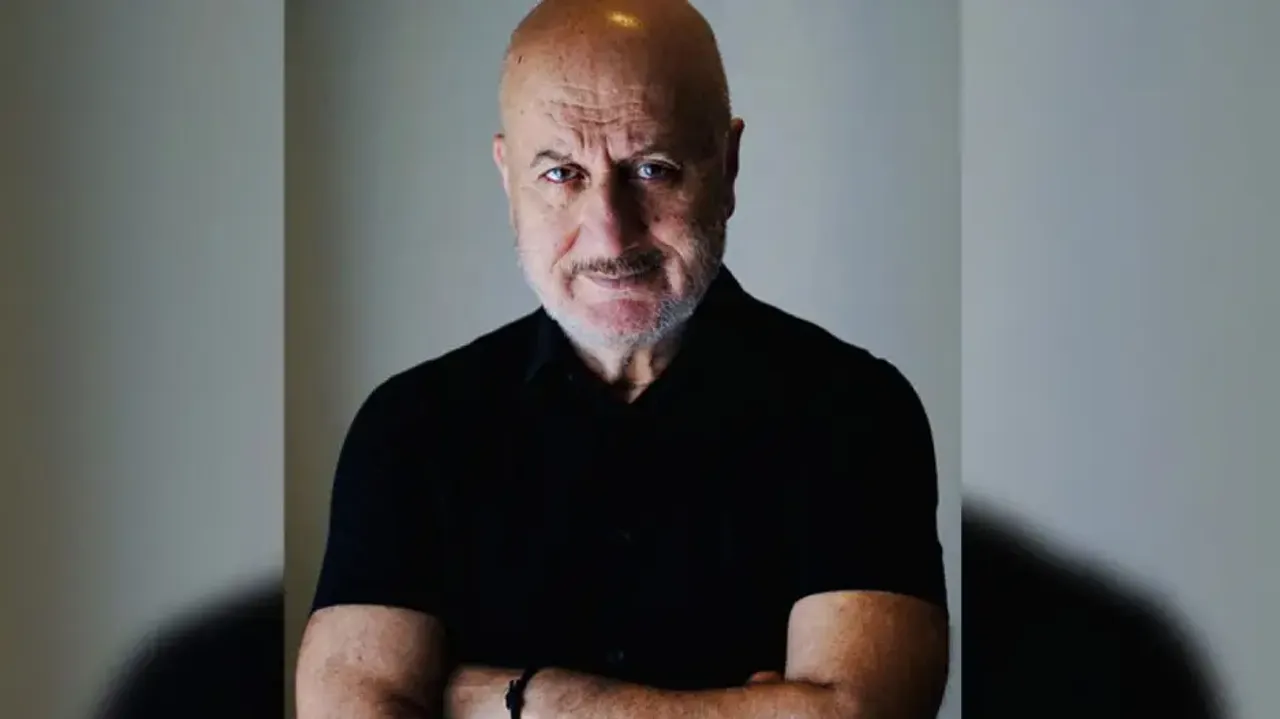 Anupam Kher turns massage therapist to please producer
