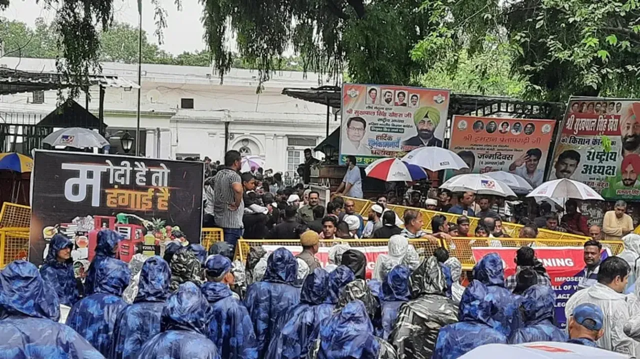 Delhi: Utter chaos outside Congress headquarter
