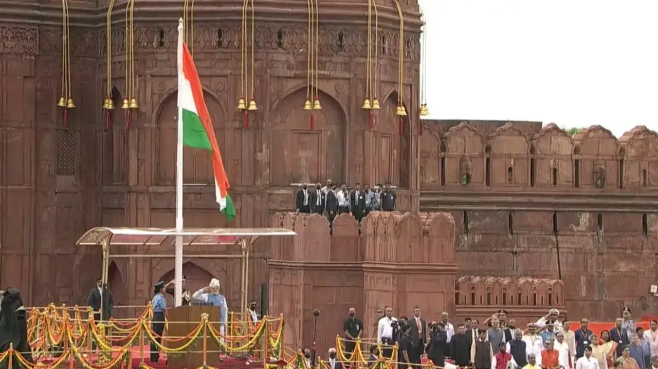 PM Modi hoists National Flag at Red Fort