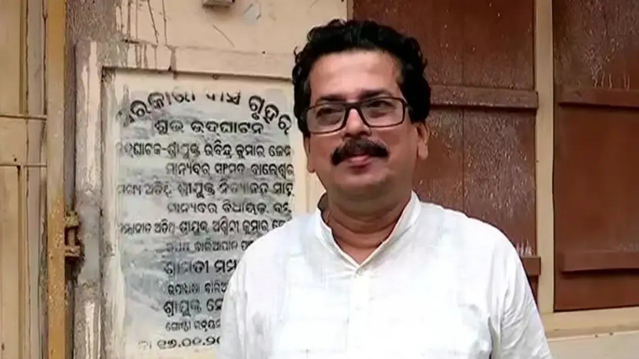 Show-cause to Odisha Junior Engineer for laughing in flood review meet, JE vows to fight injustice 