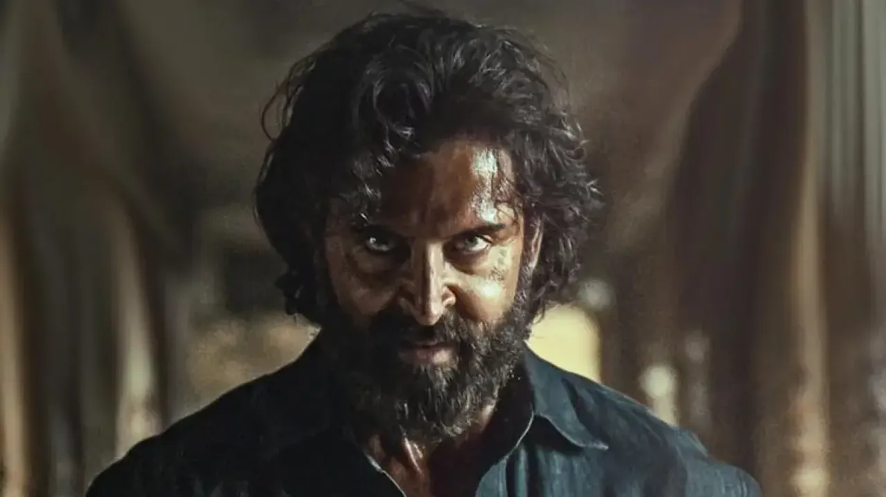 Watch: Hrithik Roshan bows down to touch feet of fan; Vikram Vedha has Bollywood 'Tadka'