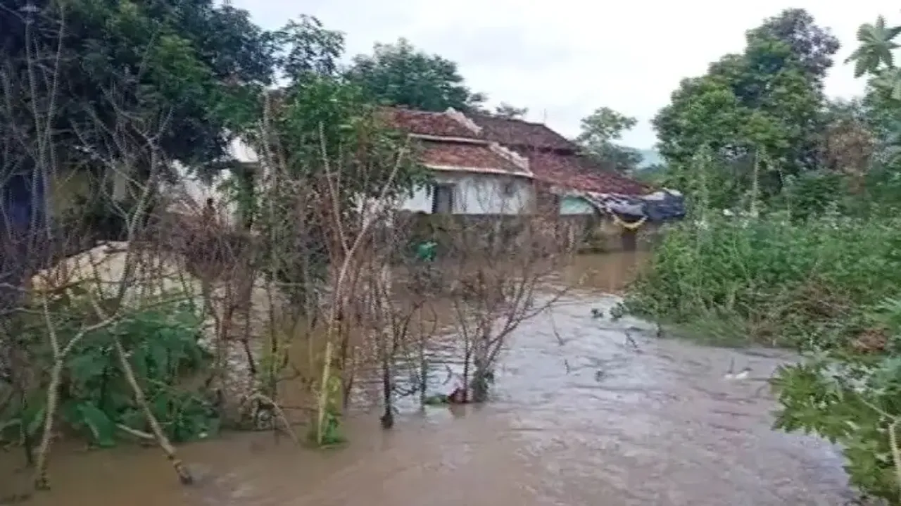Incessant Rainfall: Jalaka river crosses danger mark, breach in Indravati canal