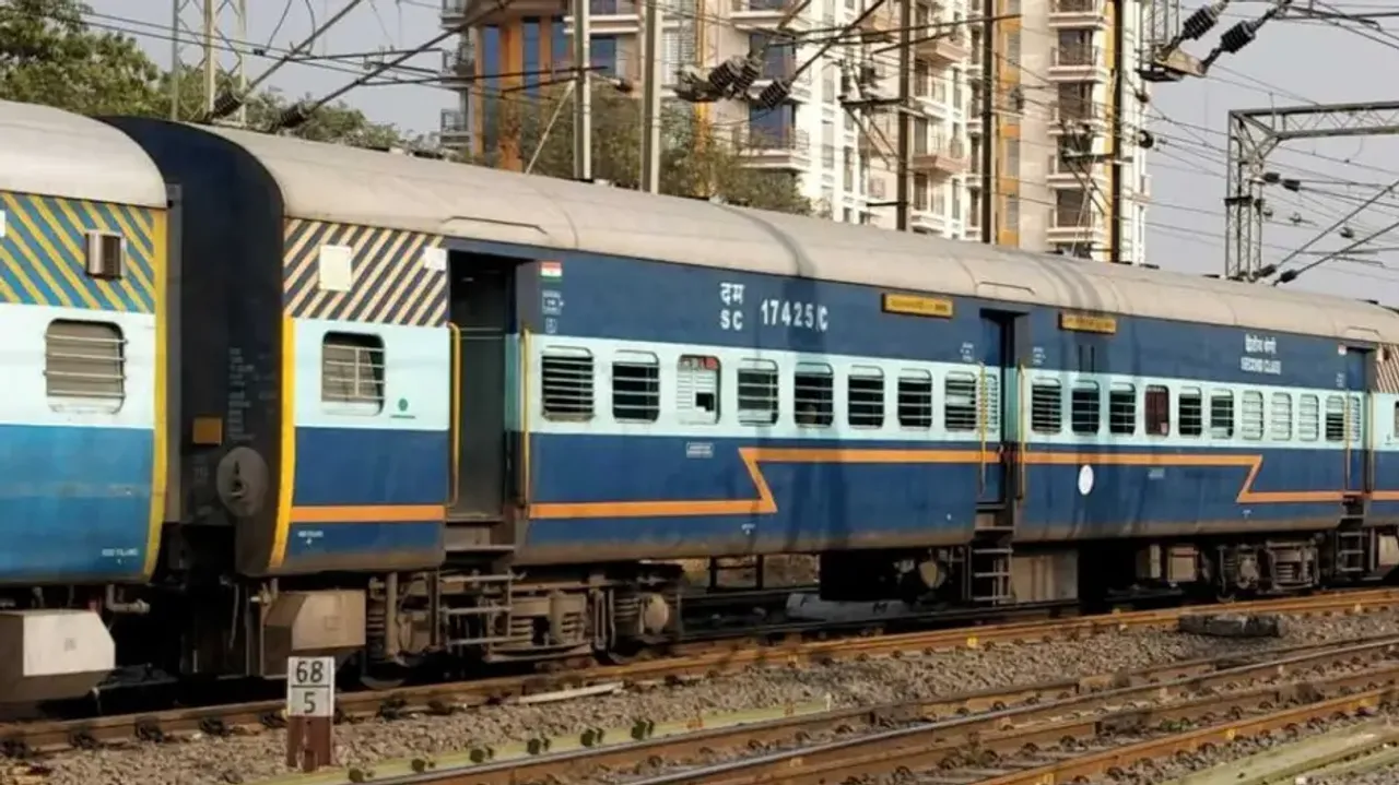 Surprising meaning behind white/yellow stripes on train coaches 