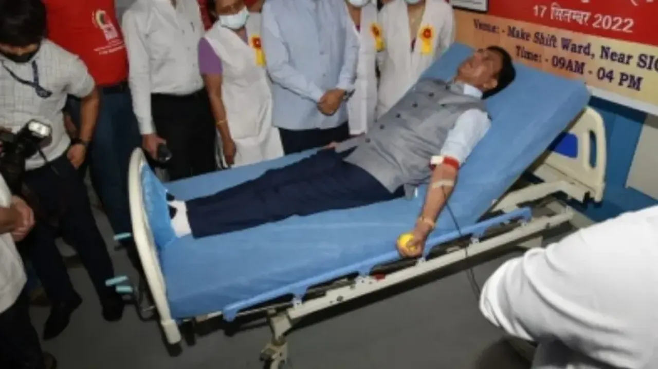 Union Minister Mansukh Mandaviya Donating Blood
