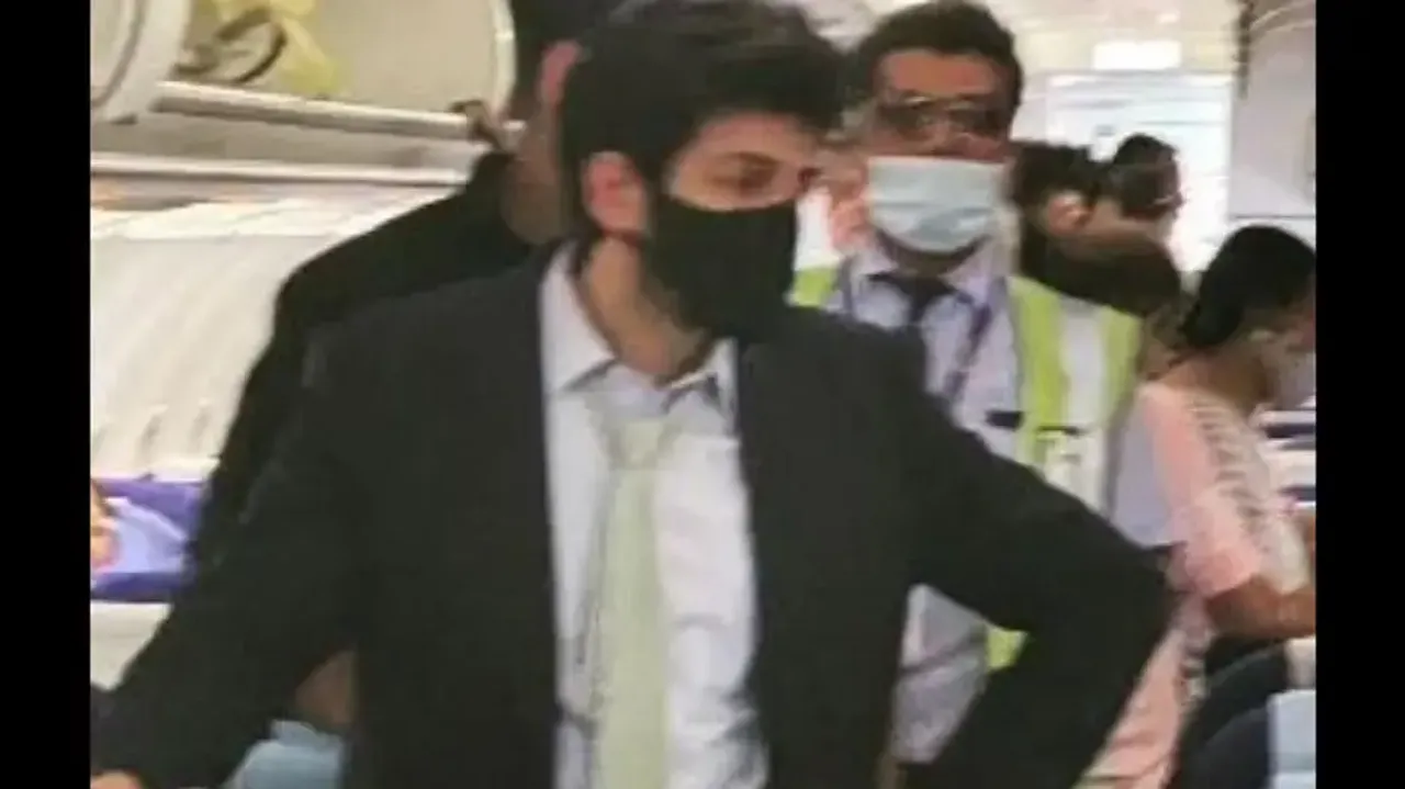 Kartik Aaryan travels in economy class, greets passengers
