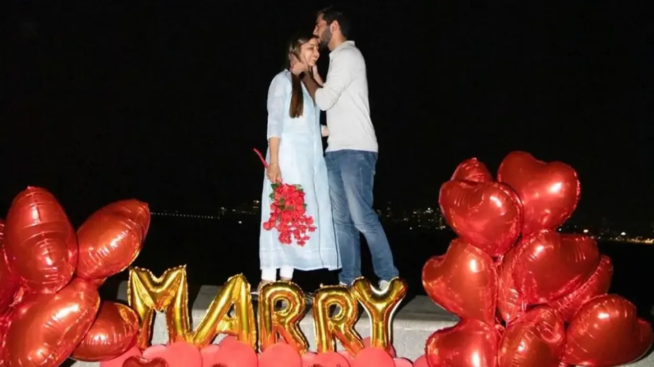 Man proposes to girlfriend at Mumbai's Marine Drive in most romantic set-up
